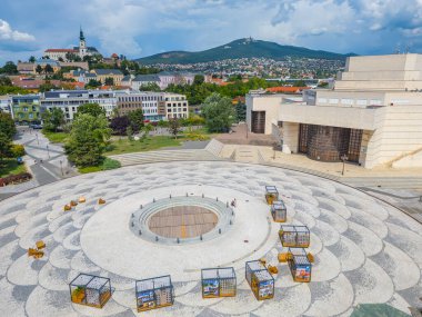 Nitra, Slovakya 'daki Svatoplukovo meydanına bakan Nitra kalesinin panorama manzarası.