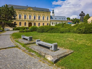 Nitra Kalesi kompleksindeki tarihi evler, Slovakya.IMAGE