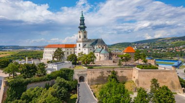 Slovakya 'daki Nitra kalesinin görüntüsü.