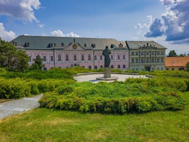 Nitra Kalesi kompleksindeki tarihi evler, Slovakya.IMAGE
