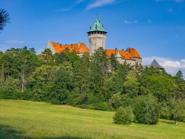 Slovakya 'daki Smolenice kalesinin panorama manzarası.