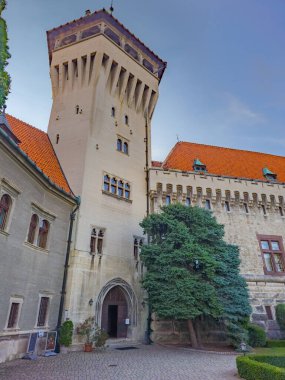 Slovakya 'daki Smolenice kalesinin avlusunda.