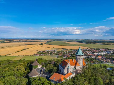 Slovakya 'daki Smolenice kalesinin panorama manzarası.