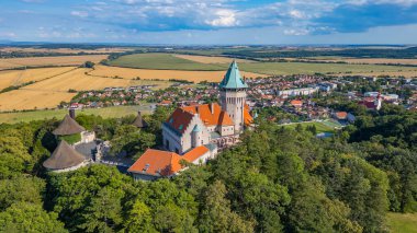 Slovakya 'daki Smolenice kalesinin panorama manzarası.