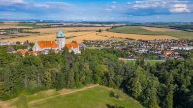 Slovakya 'daki Smolenice kalesinin panorama manzarası.