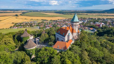Slovakya 'daki Smolenice kalesinin panorama manzarası.