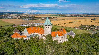 Slovakya 'daki Smolenice kalesinin panorama manzarası.