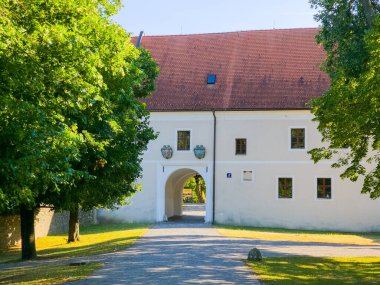 Slovakya 'daki Cerveny Kamen kalesinin panorama manzarası.