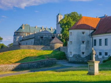 Slovakya 'daki Cerveny Kamen kalesinin panorama manzarası.