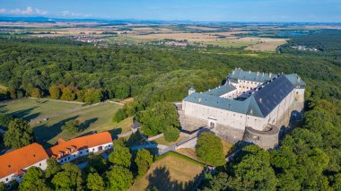Slovakya 'daki Cerveny Kamen kalesinin panorama manzarası.