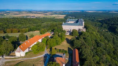 Slovakya 'daki Cerveny Kamen kalesinin panorama manzarası.