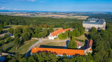 Slovakya 'daki Cerveny Kamen kalesinin panorama manzarası.