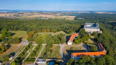 Slovakya 'daki Cerveny Kamen kalesinin panorama manzarası.