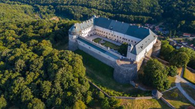 Slovakya 'daki Cerveny Kamen kalesinin panorama manzarası.