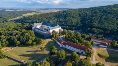 Slovakya 'daki Cerveny Kamen kalesinin panorama manzarası.