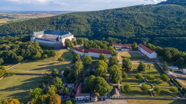 Slovakya 'daki Cerveny Kamen kalesinin panorama manzarası.