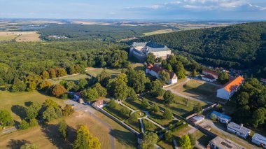 Slovakya 'daki Cerveny Kamen kalesinin panorama manzarası.
