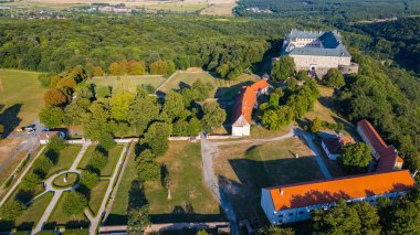 Slovakya 'daki Cerveny Kamen kalesinin panorama manzarası.
