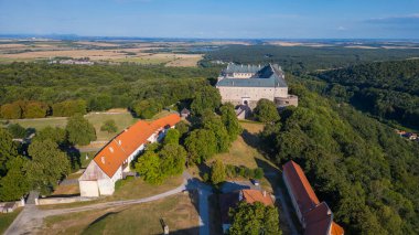 Slovakya 'daki Cerveny Kamen kalesinin panorama manzarası.