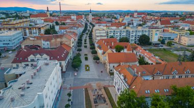 Trnava, Slovakya 'daki Hlavna Caddesi' nin gün batımı manzarası.