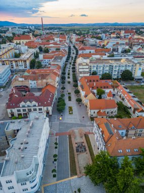 Trnava, Slovakya 'daki Hlavna Caddesi' nin gün batımı manzarası.