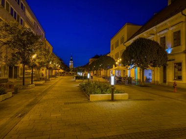 Trnava, Slovakya 'daki Hlavna Caddesi' nin gün batımı manzarası.