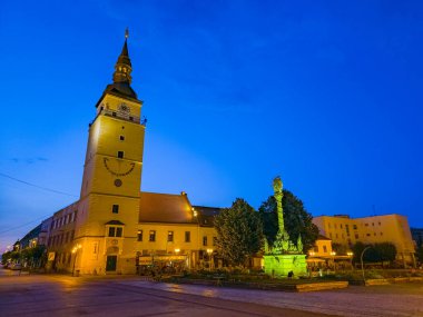 Trnava, Slovakya 'daki şehir kulesinin günbatımı manzarası.