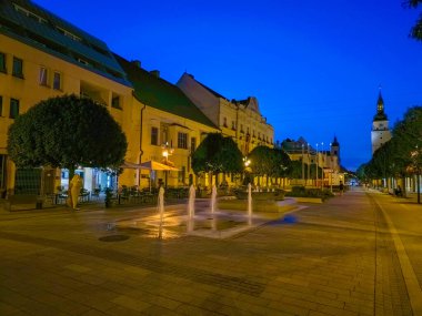 Trnava, Slovakya 'daki Hlavna Caddesi' nin gün batımı manzarası.