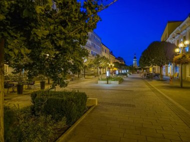 Trnava, Slovakya 'daki Hlavna Caddesi' nin gün batımı manzarası.