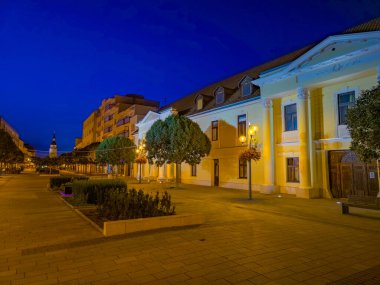 Trnava, Slovakya 'daki Hlavna Caddesi' nin gün batımı manzarası.