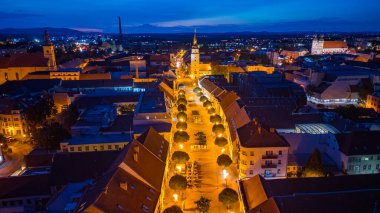 Trnava, Slovakya 'daki Hlavna Caddesi' nin gün batımı manzarası.