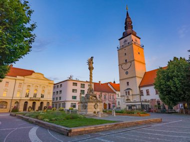 Trnava, Slovakya 'daki şehir kulesinin görüntüsü.