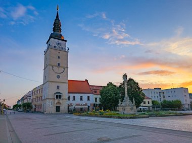 Trnava, Slovakya 'daki şehir kulesinin görüntüsü.