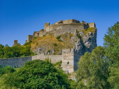 Slovakya 'daki Devin Kalesi' nde yaz günü.