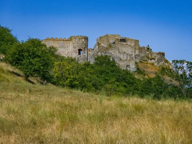 Slovakya 'daki Devin Kalesi' nde yaz günü.