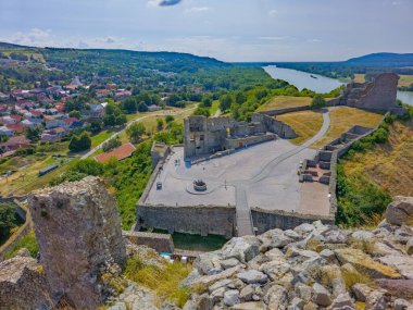 Slovakya 'daki Devin Kalesi' nde yaz günü.