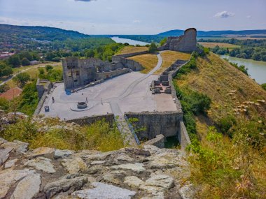 Slovakya 'daki Devin Kalesi' nde yaz günü.