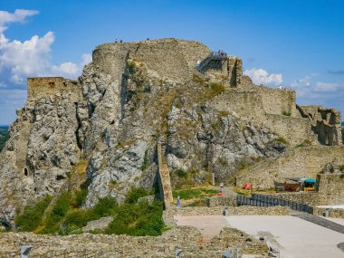 Slovakya 'daki Devin Kalesi' nde yaz günü.