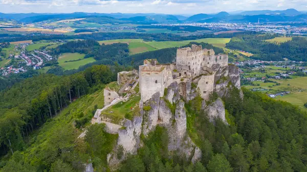 Slovakya 'daki Lietava şatosunun Panorama manzarası.