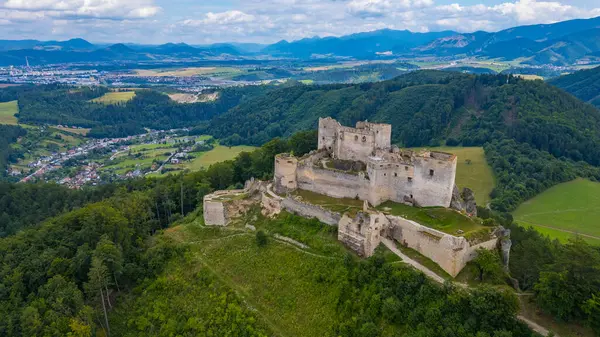 Slovakya 'daki Lietava şatosunun Panorama manzarası.