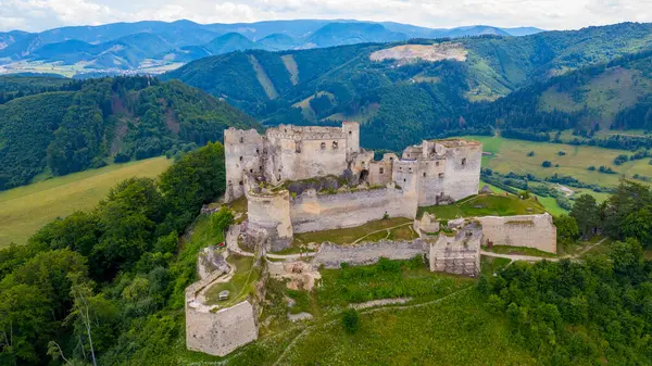 Slovakya 'daki Lietava şatosunun Panorama manzarası.