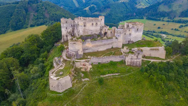 Slovakya 'daki Lietava şatosunun Panorama manzarası.