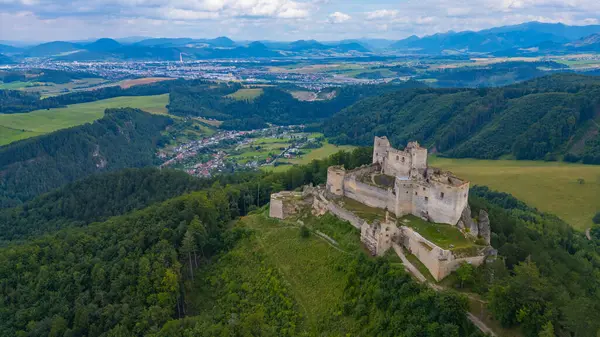 Slovakya 'daki Lietava şatosunun Panorama manzarası.