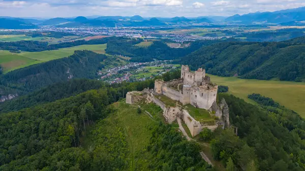 Slovakya 'daki Lietava şatosunun Panorama manzarası.