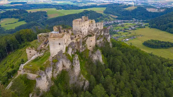Slovakya 'daki Lietava şatosunun Panorama manzarası.