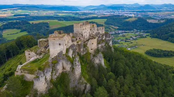 Slovakya 'daki Lietava şatosunun Panorama manzarası.