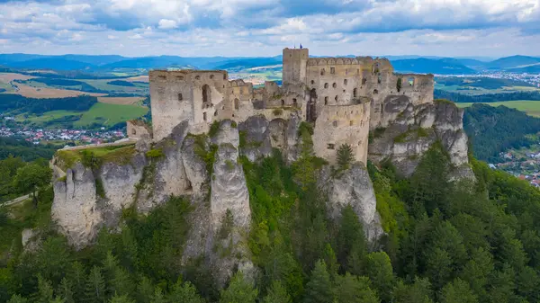 Slovakya 'daki Lietava şatosunun Panorama manzarası.