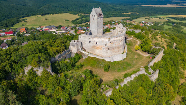Панорама замка Тополчаны в Словакии. IMAGE