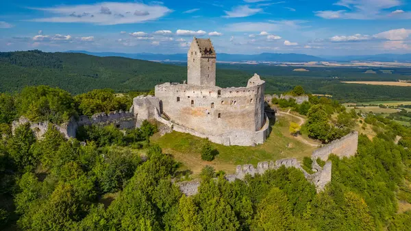 Slovakya 'daki Topolcany kalesinin panorama manzarası.