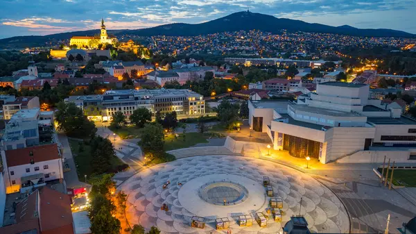 Nitra, Slovakya 'daki Svatoplukovo meydanına bakan Nitra kalesinin günbatımı manzarası.